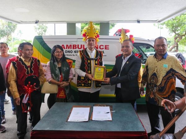 Silaturahmi dengan Ono Niha Hasambua, Musa Rajekshah Berikan Bantuan Ambulans